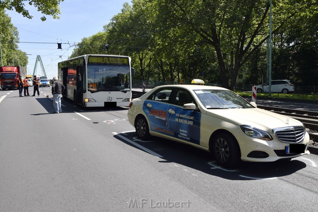 VU Schulbus Taxi Severinsbruecke Rich Innenstadt P57.JPG - Miklos Laubert